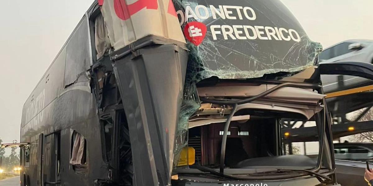 Ônibus ficou com a parte da frente destruída após a batida (Redes sociais / Reprodução)