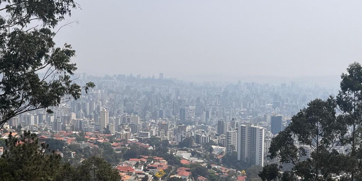 Fumaça cada vez mais intensa deixa a população de BH exposta às substâncias tóxicas presentes no ar (Fernando Michel/Hoje em Dia)