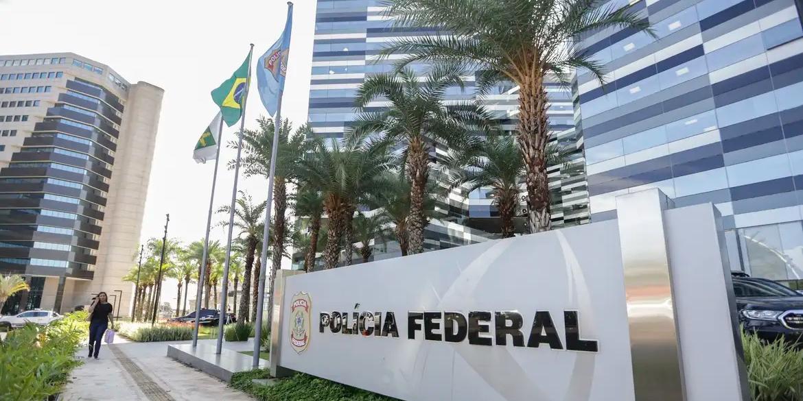 Movimentação no prédio sede da Polícia Federal, que ouve Bolsonaro e mais sete envolvidos no caso da venda de joias (Marcelo Camargo/Agência Brasil)