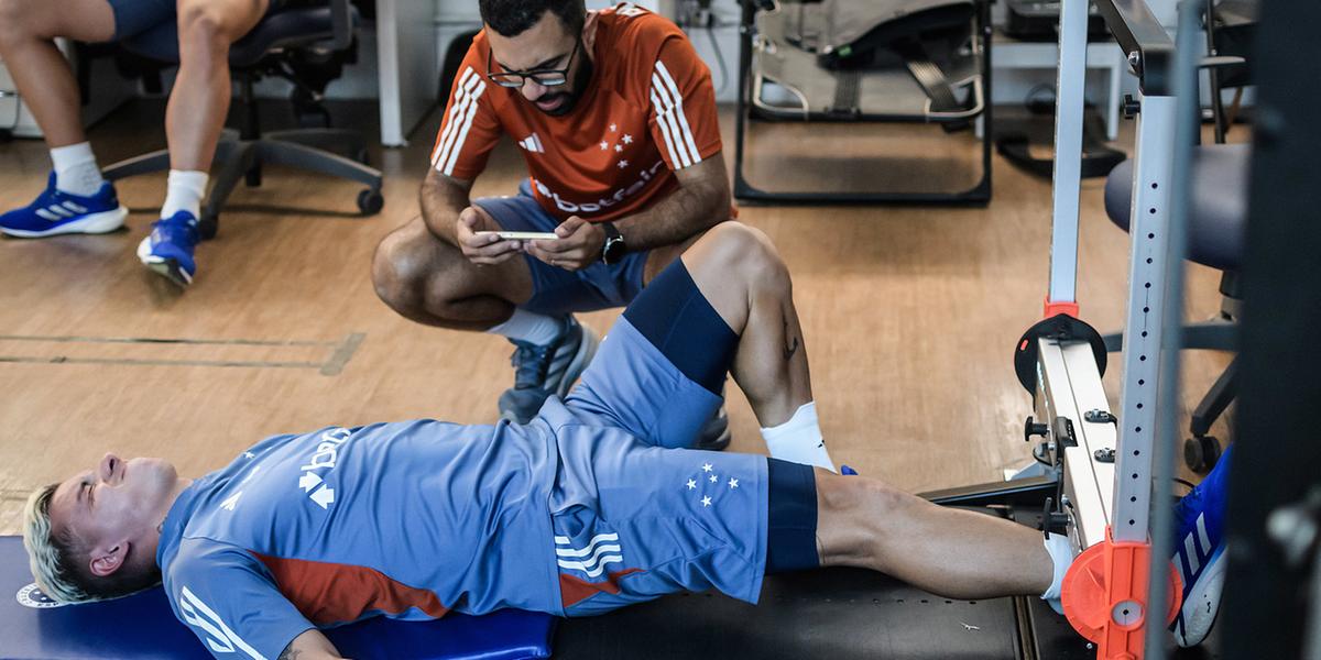 Barreal reclama de dores no tornozelo e deixa treino na Toca II (Gustavo Aleixo/Cruzeiro)