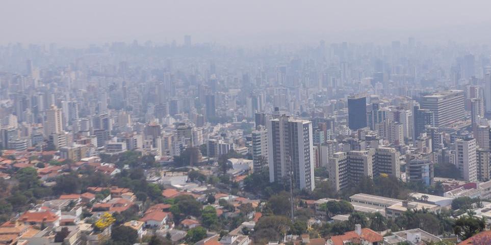 BH segue com um céu cinza, encoberto por uma névoa seca que tem prejudicado a saúde respiratória da população (Fernando Michel/Hoje em Dia)