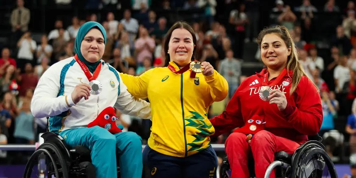 Mariana, ao centro, levantou 148 quilos para triunfar nos Jogos de Paris (Ana Patrícia/CPB)