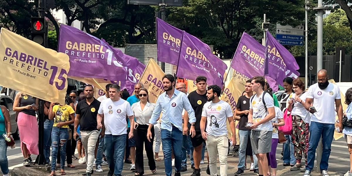 Gabriel Azevedo durante caminhada na Feira Hippie, no Centro de BH (Divulgação)