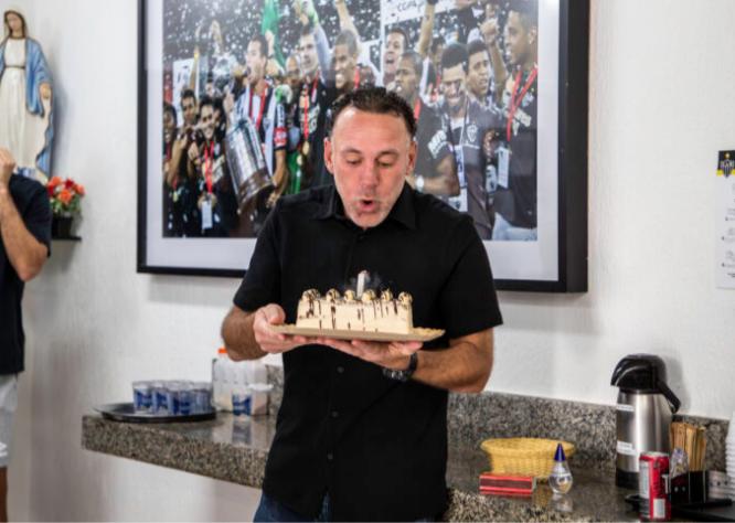 Milito fez comemora aniversário (Paulo Henrique França / Galo)