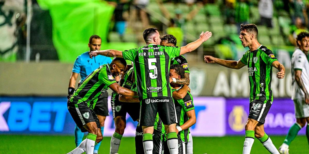 Jogadores comemoram um dos gols da partida no Gigante do Horto (Mourão Panda/América)