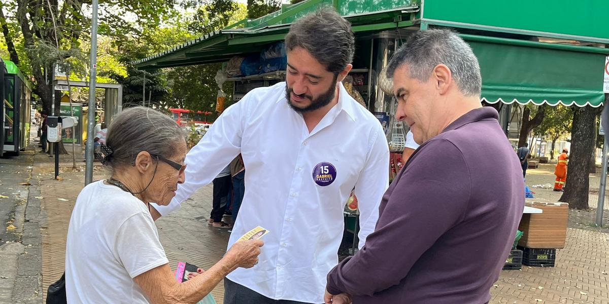 Gabriel e Paulo Brant fizeram uma caminhada na região hospitalar nesta manhã (Divulgação)