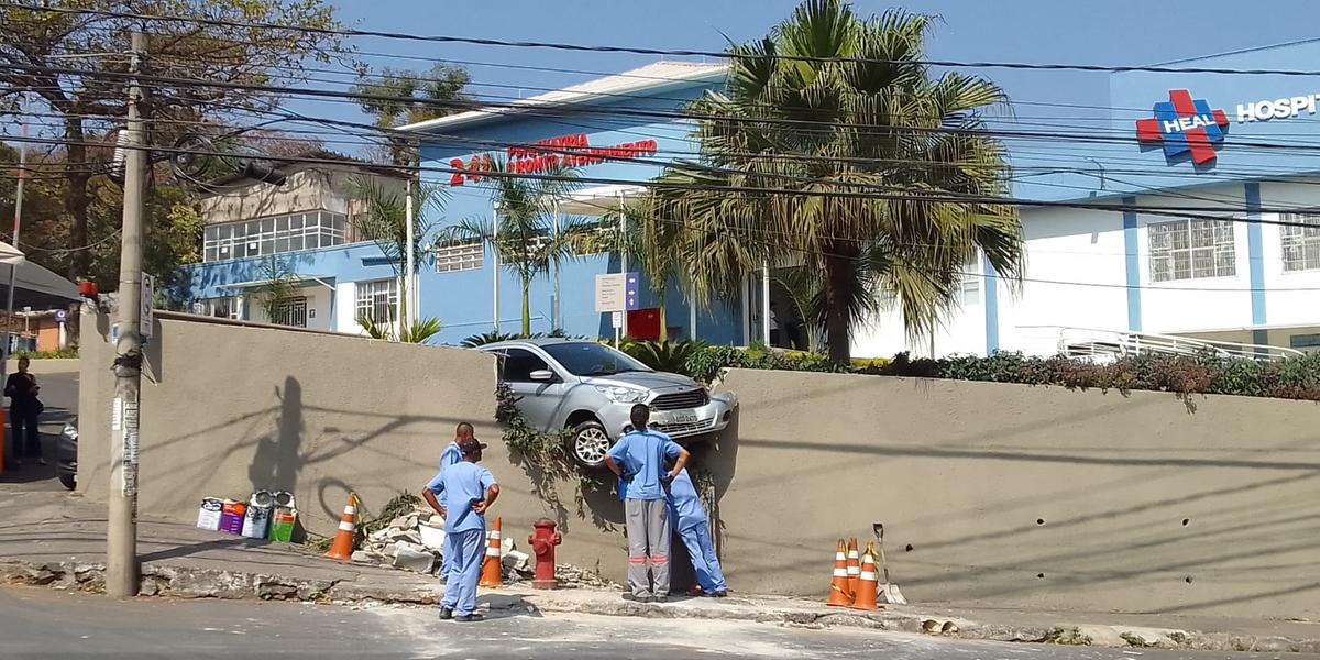 Carro ficou pendurado após perder o freio no estacionamento (Maurício Vieira / Hoje em Dia)