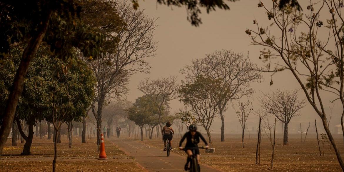 Brasília amanhece encoberta por fumaça causada por incêndios florestais dos últimos dias (Marcelo Camargo/Agência Brasil)