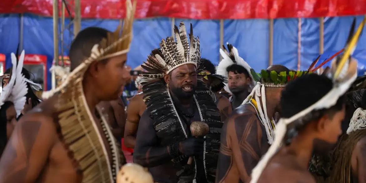 Rio de Janeiro (RJ), 09/09/2024 –Tupinambás de Olivença apresentam ritual durante coletiva sobre ritual de recepção do manto (Tomaz Silva/Agência Brasi)