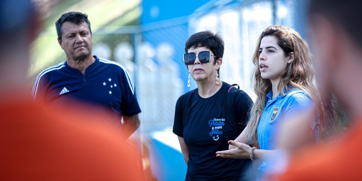 Carol Moura visita Toca da Raposa I e bate um papo com o time sub20 do Cruzeiro (Gustavo Martins/ Cruzeiro)