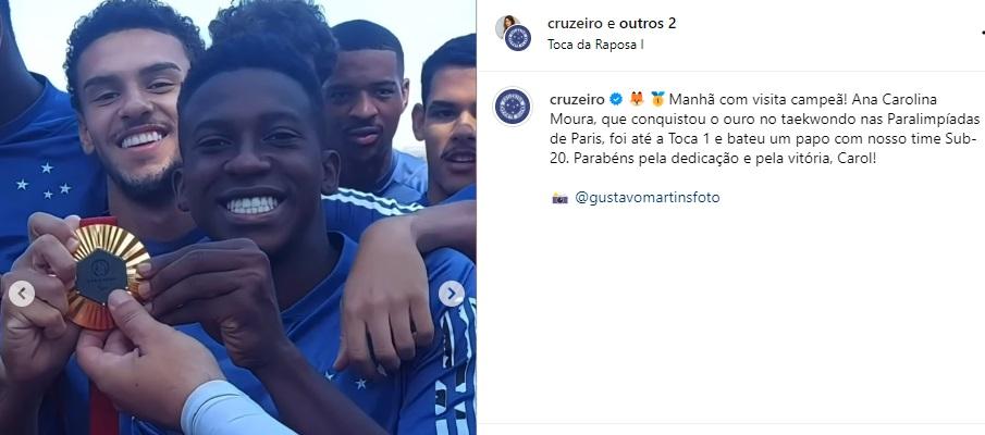 Jogadores do sub20 do Cruzeiro posam com a medalha de ouro de Carol Moura (Reprodução / Instagram Cruzeiro)