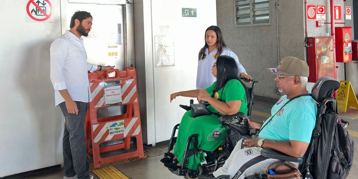 Gabriel (MDB) percorreu, de ônibus, o trajeto feito por dois irmãos cadeirantes, a servidora pública Tatiane Gomes de Carvalho e o aposentado Alexandre Gomes de Carvalho (Campanha Gabriel / Divulgação)