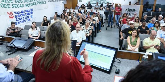 Manifestantes lotaram auditório da ALMG para protestarem contra termo assinado (Guilherme Bergamini / ALMG)