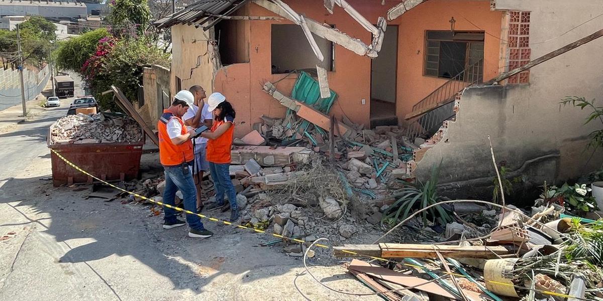 Frente da casa ficou completamente destruída, assim como a garagem e a sala (Valéria Marques/ Hoje em Dia)