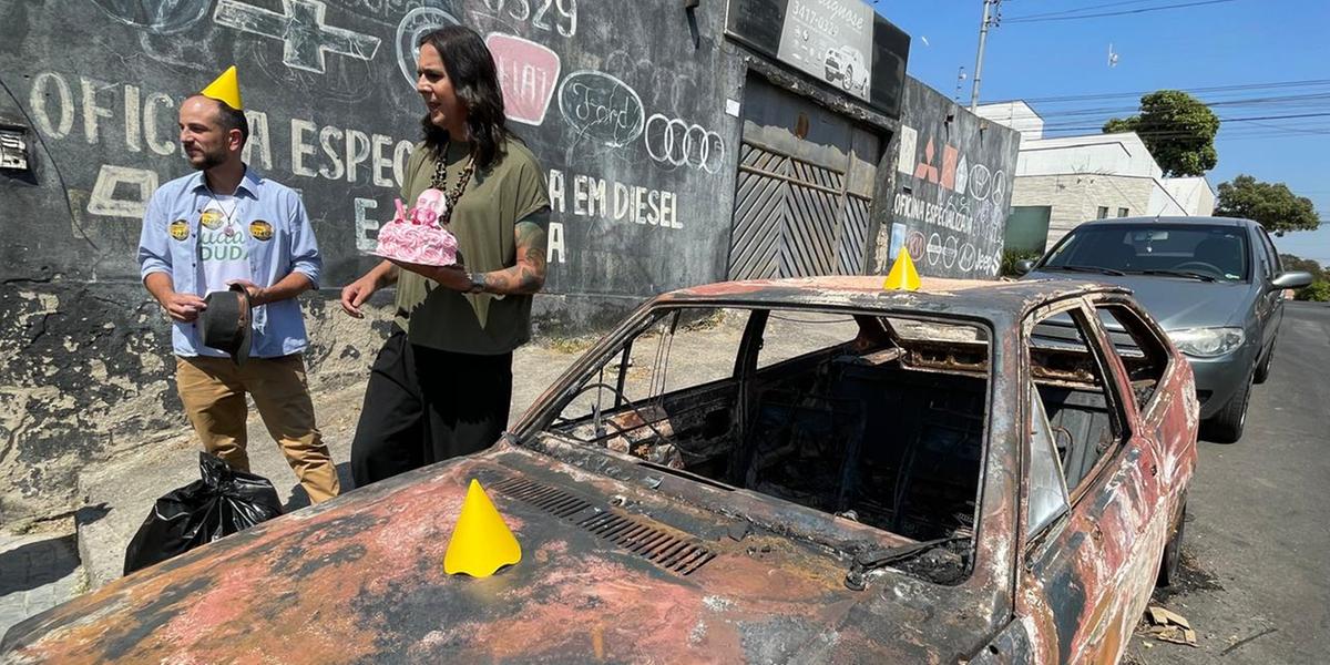 Candidata comemorou 'aniversário' de carro abandonado no bairro Glória (Valéria Marques / Hoje em Dia)