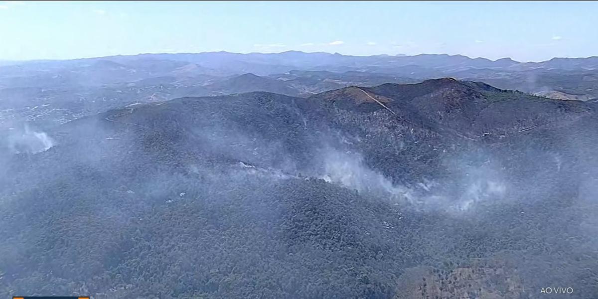 Incêndio atinge vegetação na Serra da Piedade (Reprodução/ TV Globo)