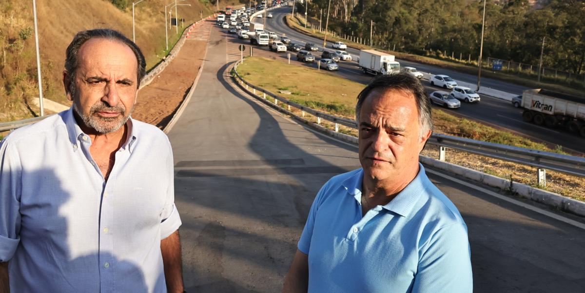 Mauro Tramonte esteve no Anel Rodoviário, altura do bairro Olhos d'Água acompanhado do ex-prefeito Alexandre Kalil (Rodrigo Lima / Campanha Mauro Tramonte)