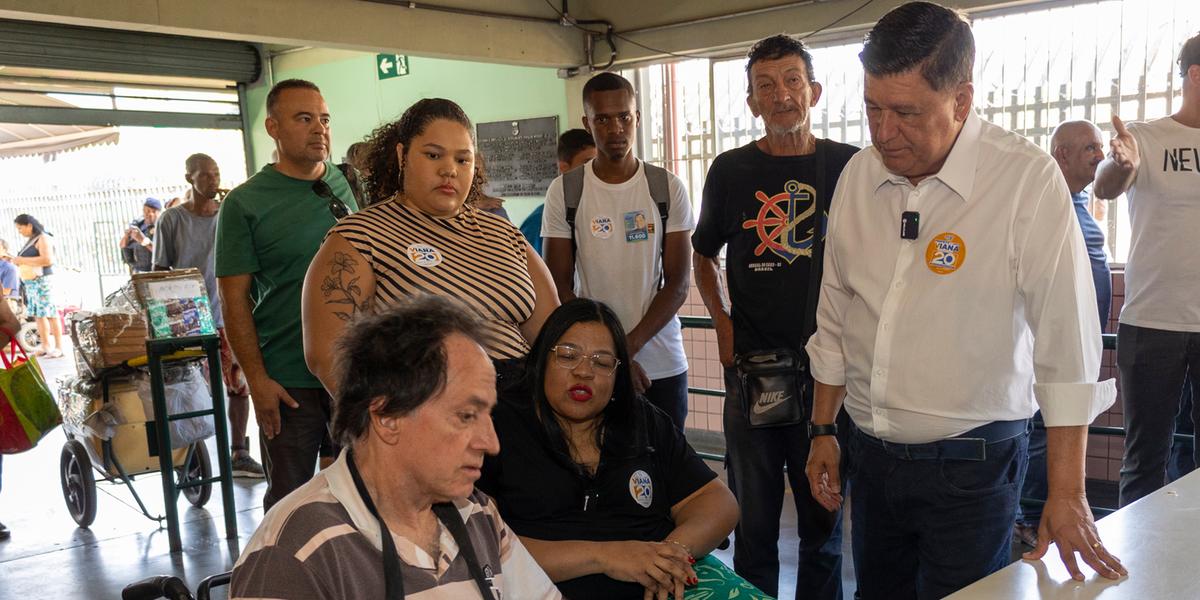 Candidato visitou a unidade do Restaurante Popular localizada no centro (Rafael Andrade / Campanha Carlos Viana)