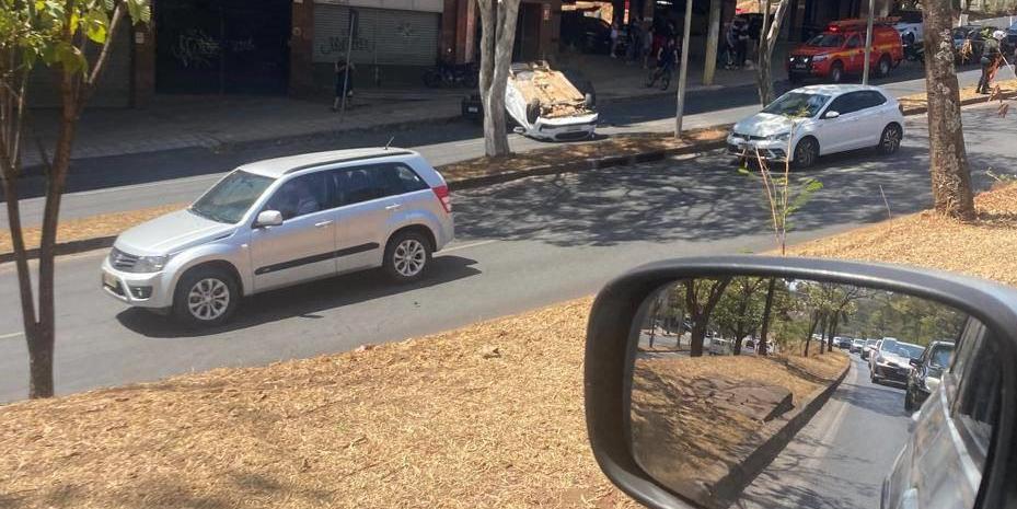 Carro ficou capotado após acidente na avenida Raja Gabáglia (Divulgação Corpo de Bombeiros / Jornal Sempre Nova Lima)