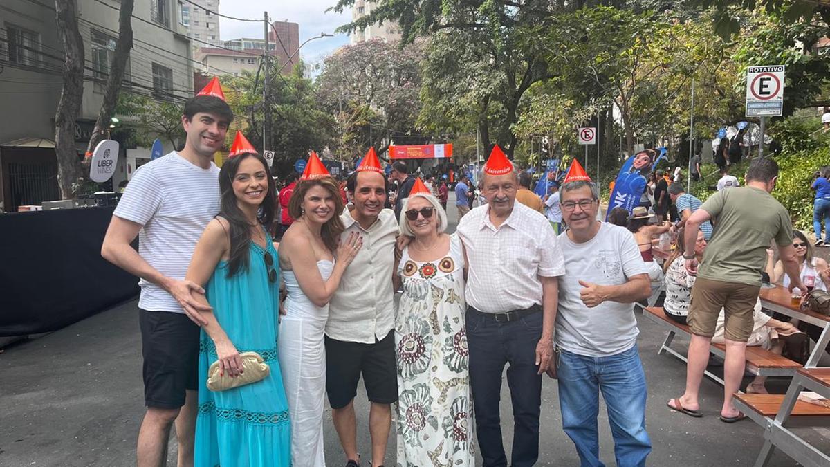 Amigos celebram aniversário na praça Marília de Dirceu (Fernando Michel / Hoje em Dia)