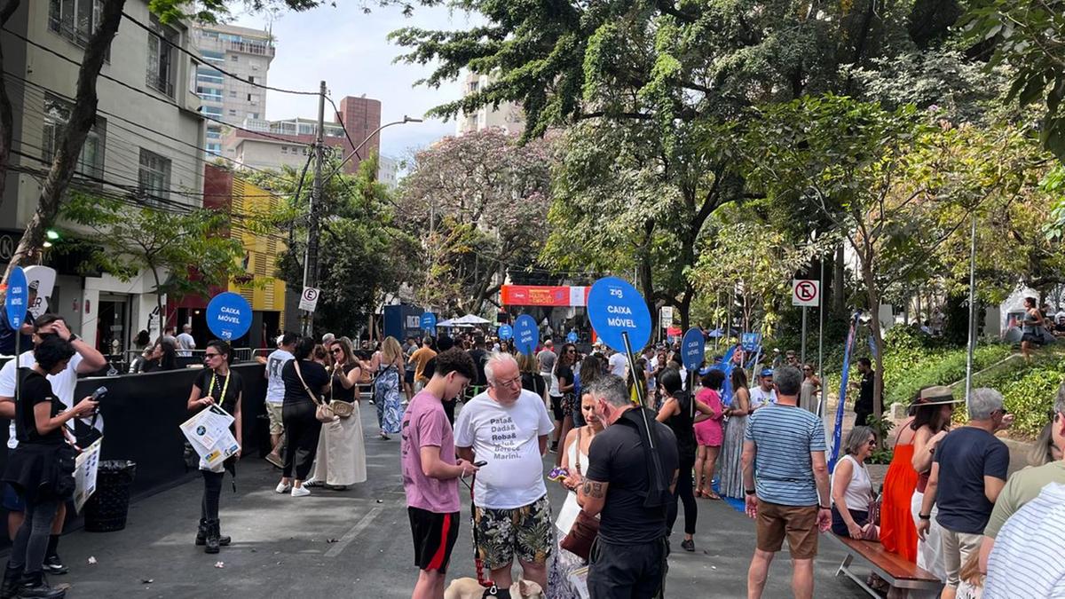 População chega para celebrar aniversário da Praça Marília de Dirceu (Fernando Michel / Hoje em Dia)