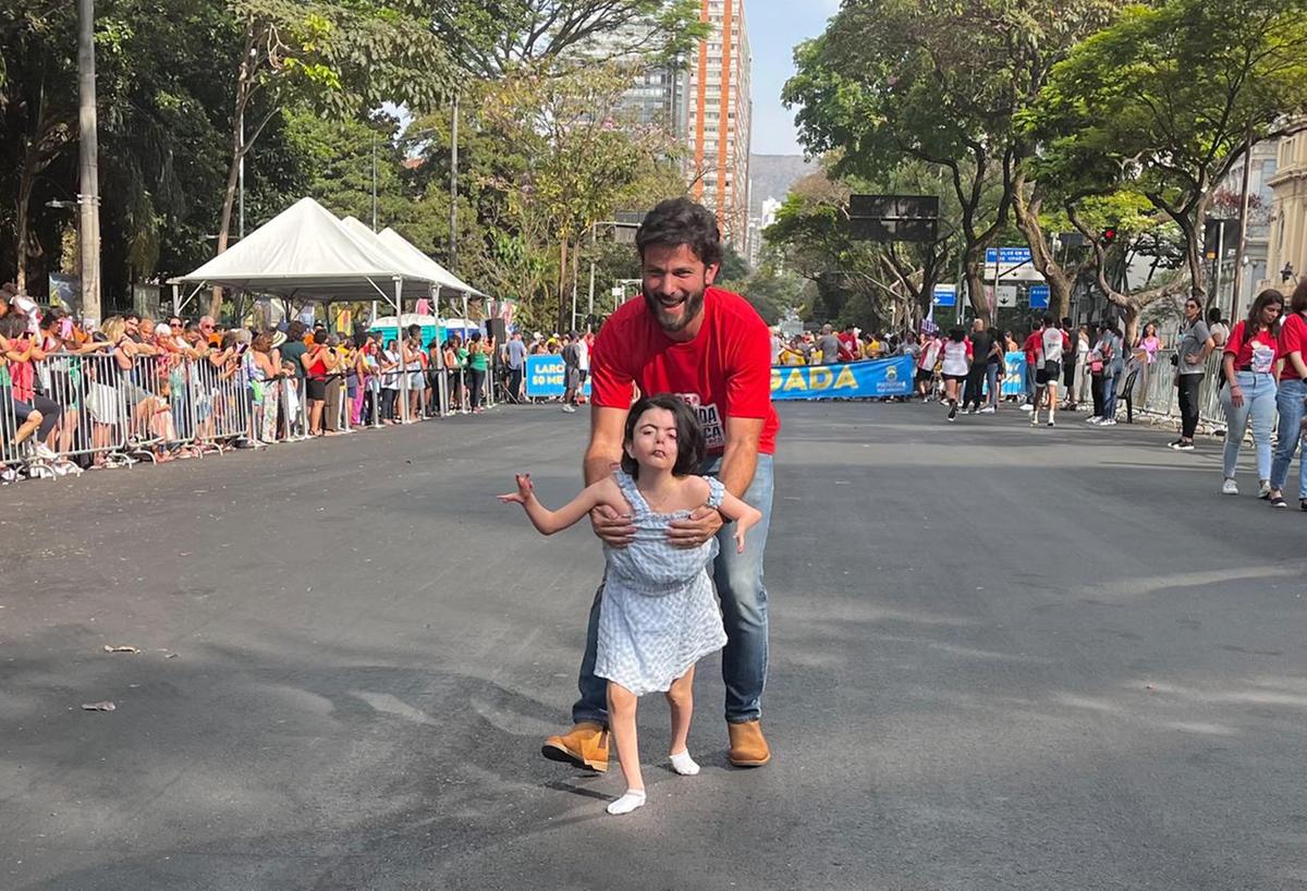 Marcelo Aro corre com a filha PCD na 25º Corrida Rústica PCD (Fernando Michel / Hoje em Dia)