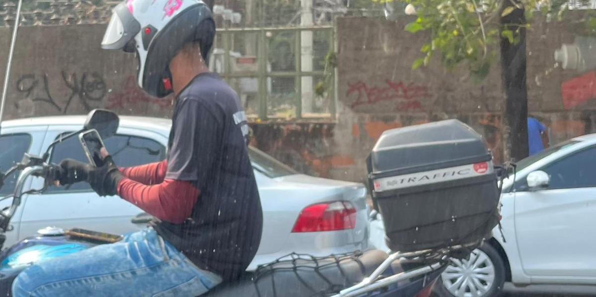 FLAGRANTE - motociclista utiliza o telefone celular enquanto pilotava a moto com apenas uma das mãos (Hoje em Dia)