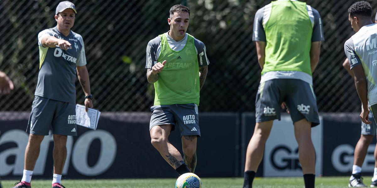 Saravia reclama de dores na coxa e pode virar desfalque contra o Fluminense (Pedro Souza / Atlético)