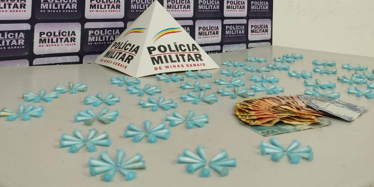 Com o suspeito, foram apreendidos mais de 300 pinos de cocaína e R$ 430 (Divulgação / PMMG)