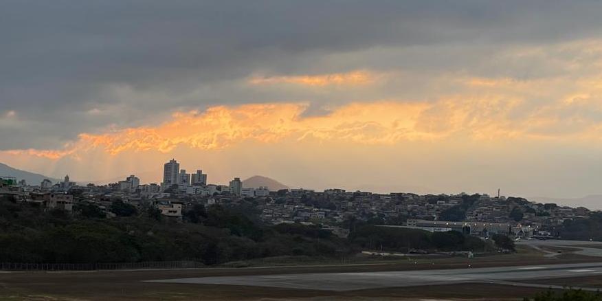 Céu de BH amanheceu com nuvens nesta quarta (Valéria Marques/Hoje em Dia)