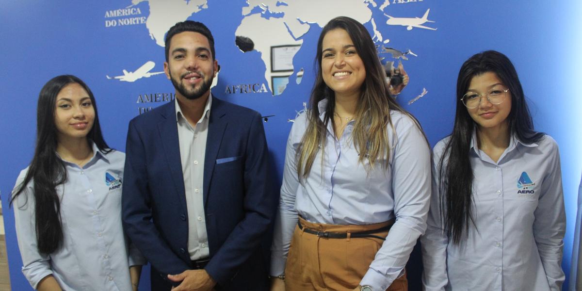 Matheus Aquino, diretor executivo, e Joseane Azevedo, diretora administrativa, ao centro, entre funcionárias das Aero Service (Divulgação / Aero Service)