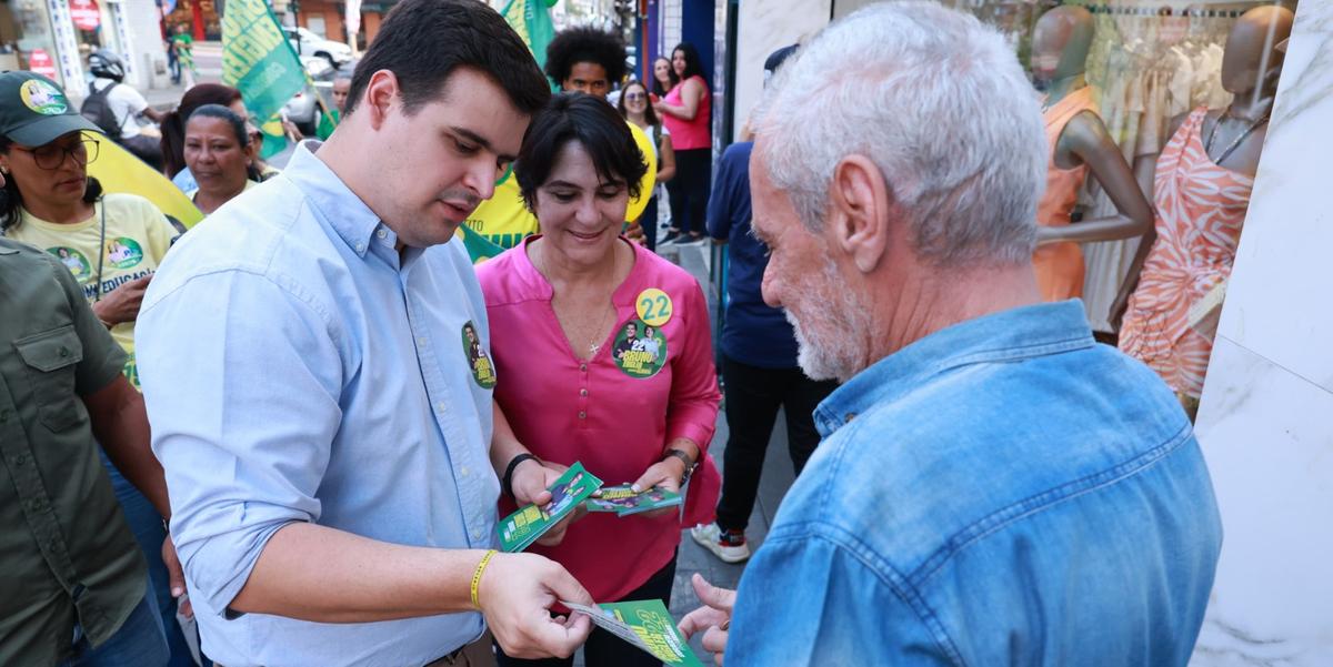 Em caminhada no bairro Floresta, região Leste de BH, Bruno Engler, conversou com comerciantes e moradores (Lucas Mendes/Campanha Bruno Engler)