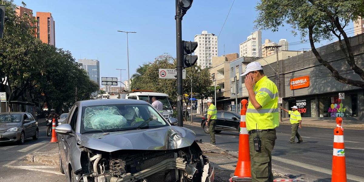 Veículo ficou com a frente completamente destruída (Valéria Marques/Hoje em Dia)