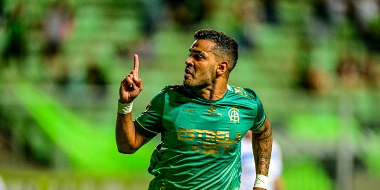 Brenner marcou um belo gol, abrindo o placar no Gigante do Horto (América/Divulgação)