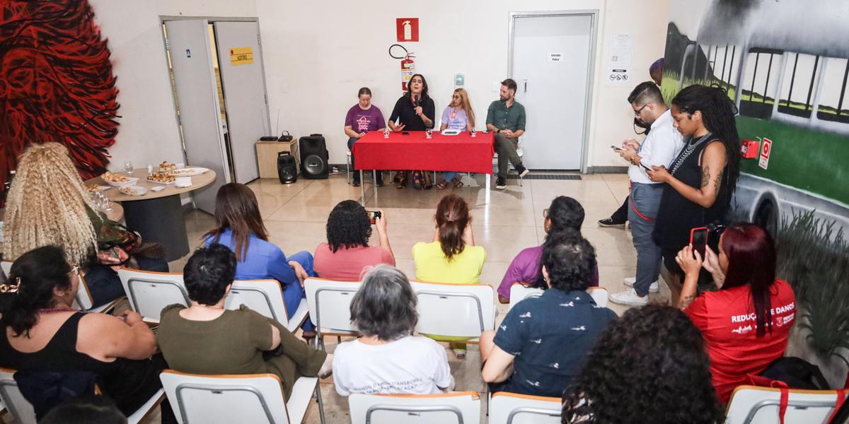 Duda Salabert acompanhou o lançamento do projeto Acolher e Cuidar, na rua Guaicurus, nesta quinta-feira (19) (Cadu Passos / campanha Duda Salabert)