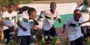 Hypers Kids África apresenta coreografia com o uniforme 2 do América (Reprodução / Youtube Hypers Kids África)