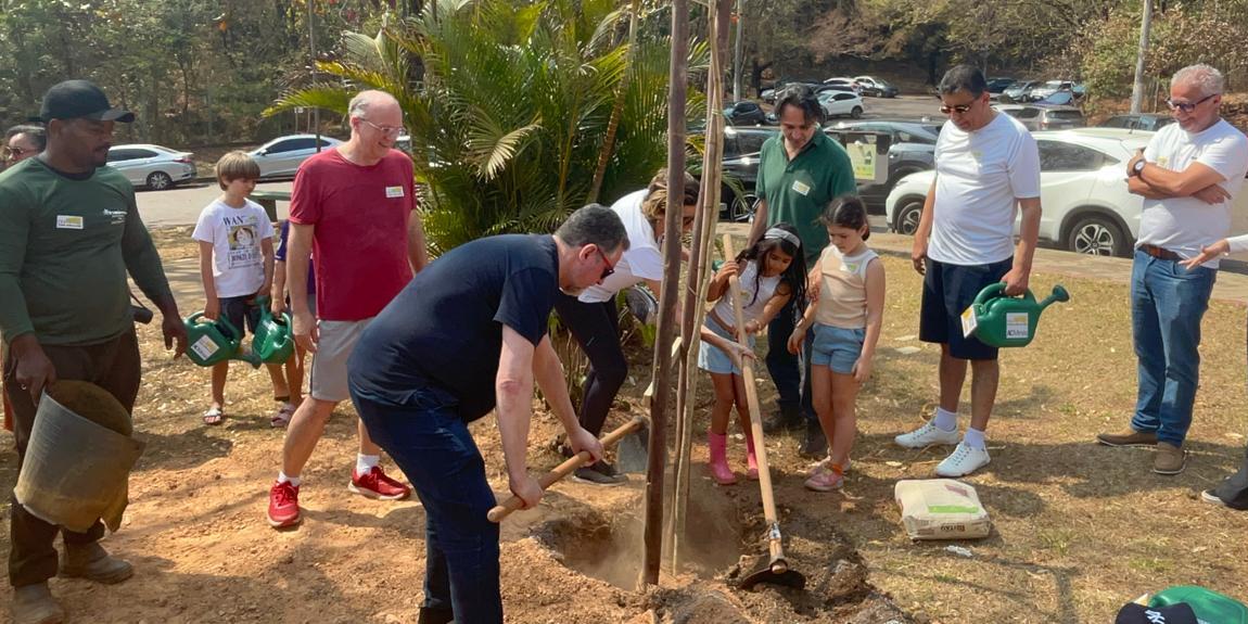 Crianças participam de plantio de ipê-amarelo no bairro Mangabeiras (Fernando Michel / Hoje em Dia)