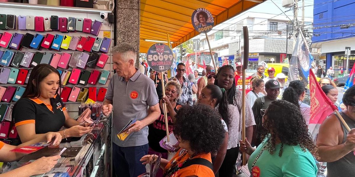 Rogério Correia conversou com eleitores na região na avenida Sinfrônio Brochado, no Barreiro, neste sábado (21) (Fernando Michel / Hoje em Dia)