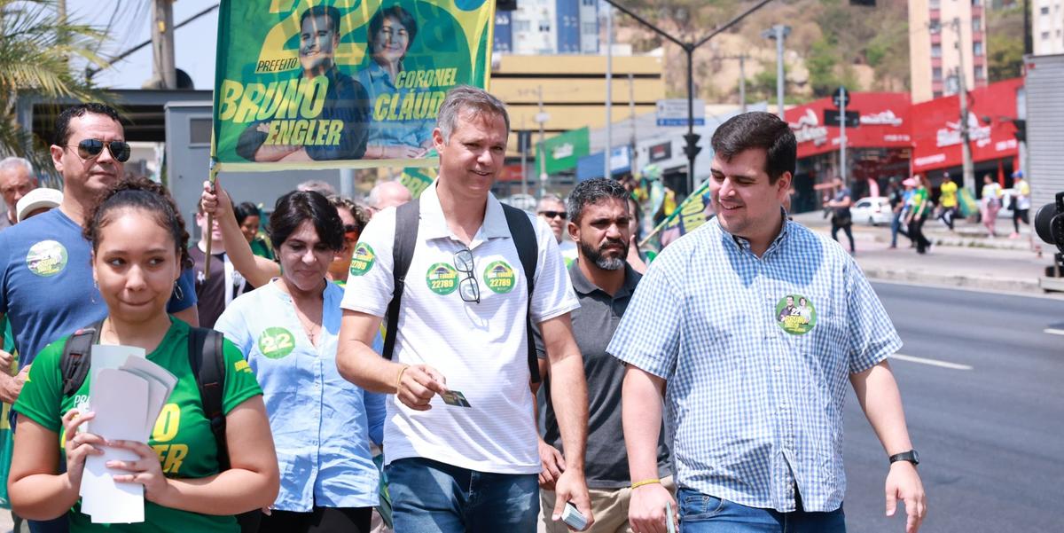 Bruno Engler durante caminhada na avenida Cristiano Machado, no bairro Cidade Nova, onde tem um comitê eleitoral (Lucas Mendes / campanha Bruno Engler)