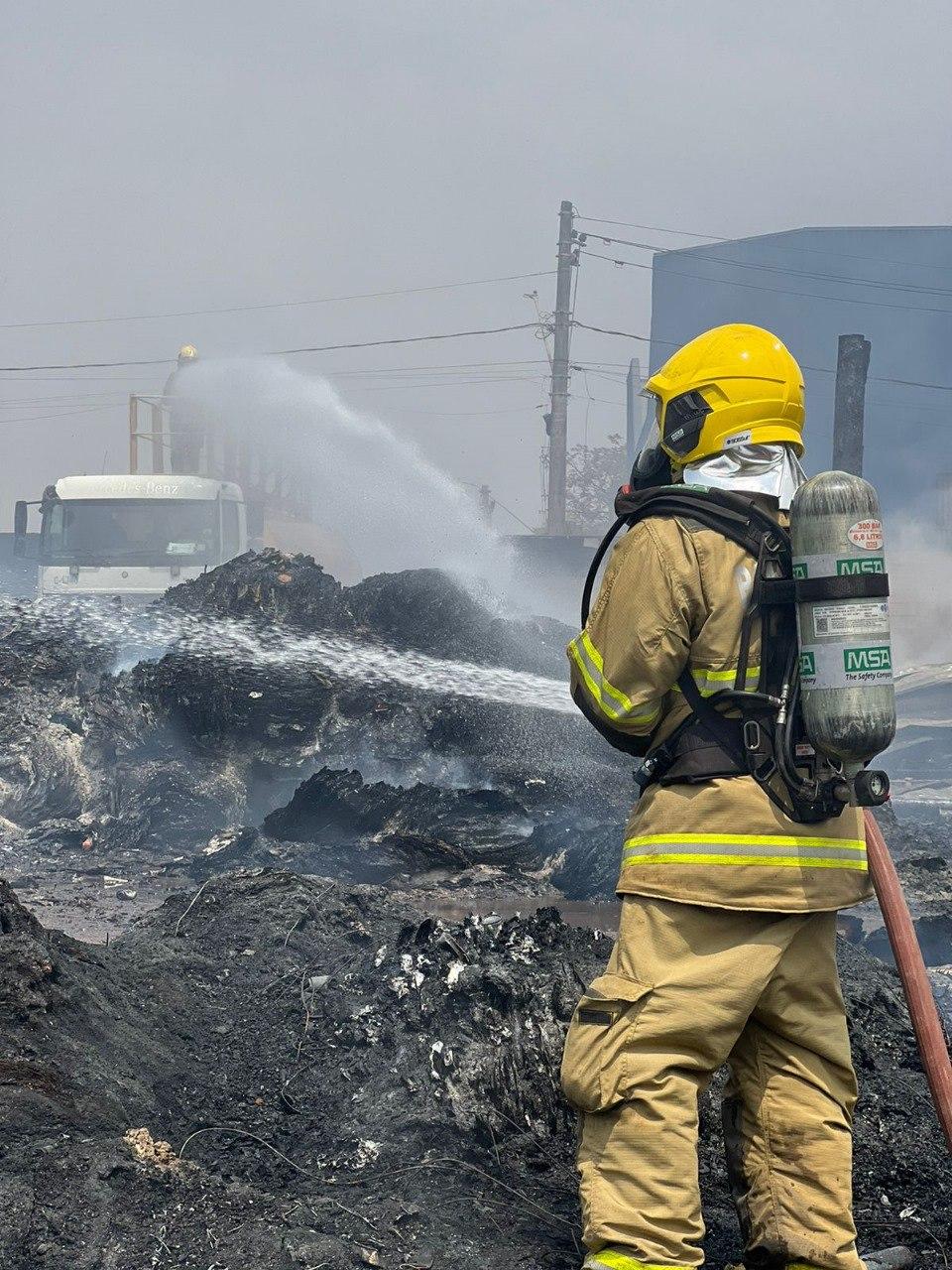 Bombeiros militares depararam com um galpão de armazenamento de materiais recicláveis tomado pelas chamas (Divulgação / CBMMG)