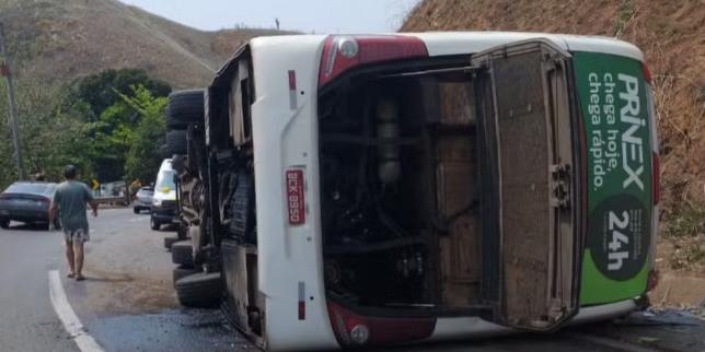 Ônibus que transportava time de futebol americano tombou e matou três pessoas na descida de serra no Rio (Reprodução / redes sociais)