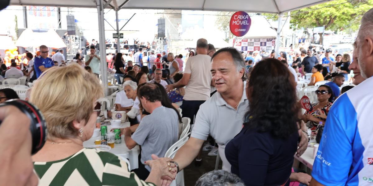 Mauro Tramonte conversou com eleitores durante a "Festa Família na Praça", na Praça no Barreiro, neste domingo (22) (Rodrigo Lima / campanha Mauro Tramonte)