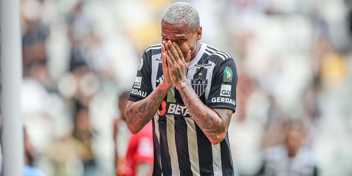 Deyverson desencanta com a camisa do Galo (Pedro Souza / Atlético)