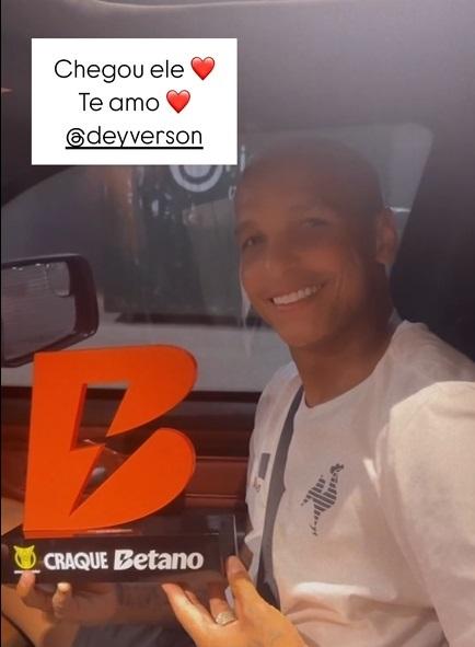 Karina, esposa de Deyverson, celebra feito do atacante contra o RB Bragantino (Reprodução / Instagram Karina)