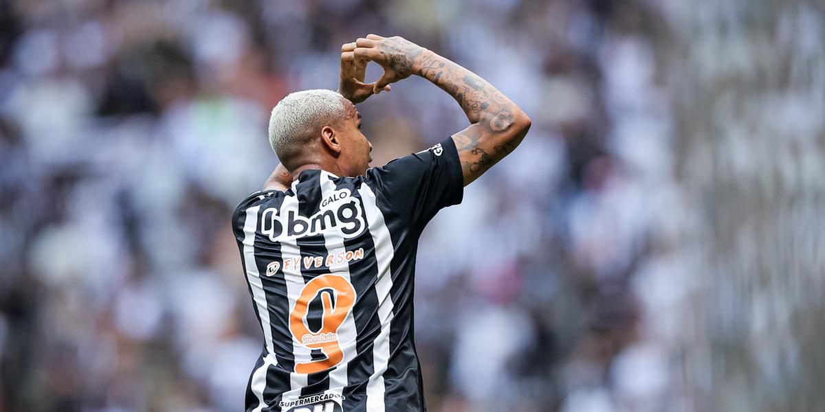 Deyverson celebra gol e assistência com a camisa do Galo (Pedro Souza / Atlético)