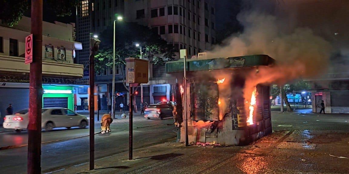 Banca ficou completamente destruída após incêndio no Centro de BH (Divulgação/ CBMMG)