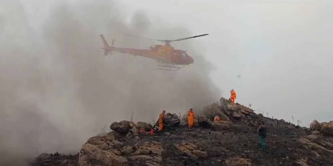 Helicóptero dos bombeiros auxilia no combate às chamas na Serra do Caraça (Divulgação/ CBMMG)