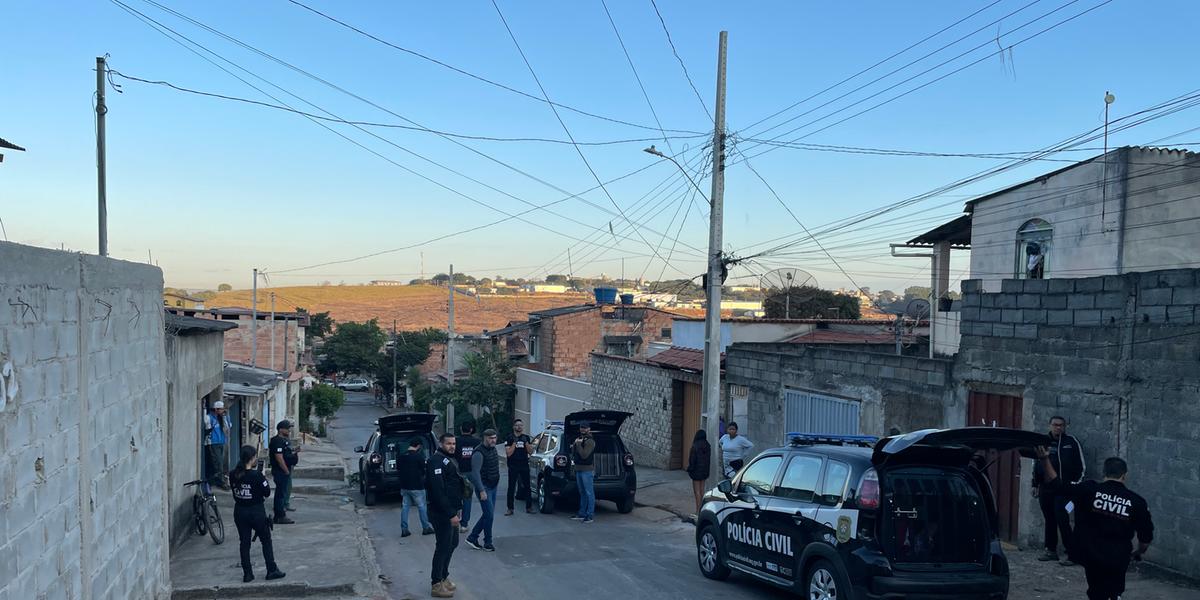 Na casa de um dos suspeito, foram apreendidos drogas ilícitas, material para embalagem e uma balança de precisão (PCMG)