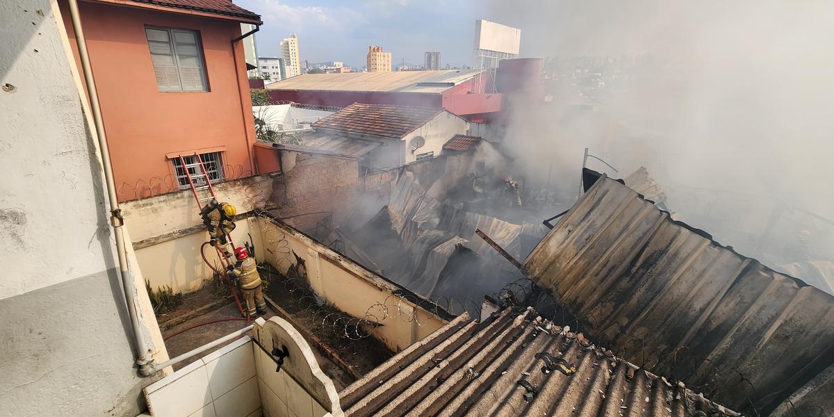 Incêndio teve início em vegetação e atingiu pelo menos três casas (Maurício Vieira / Hoje em Dia)