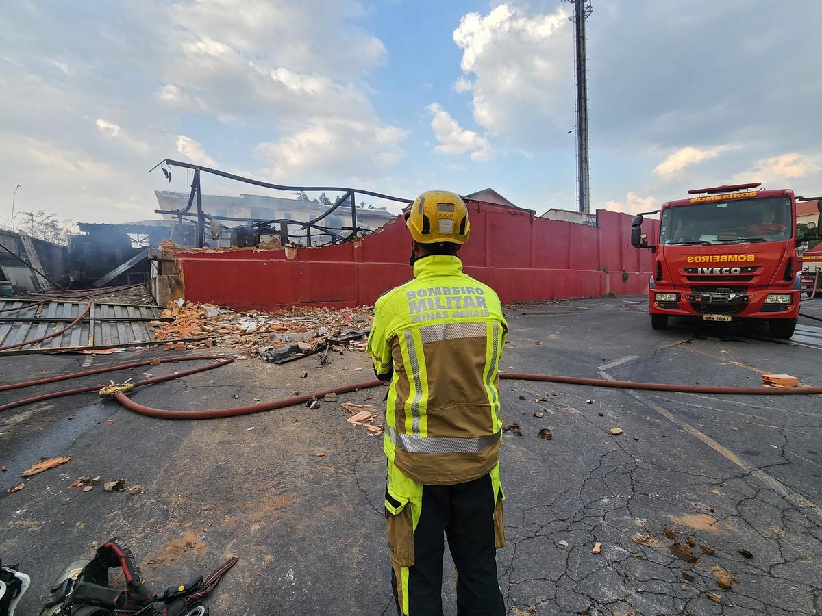 Galpão destruído pelo fogo no bairro Calafate nesta segunda-feira (23) (Maurício Vieira / Hoje em Dia)